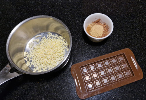 Raakasuklaa haltuun – tässä helppo resepti ja ohje tumman suklaan valmistukseen